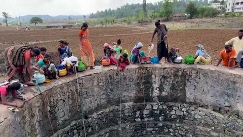 熱波で干上がった井戸の底…わずかな水求めて多くの人集まり転落事故も　インド
