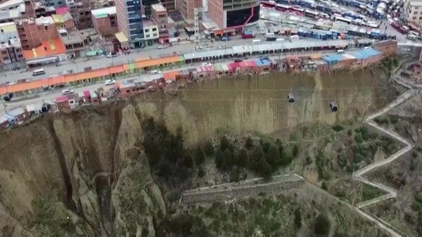 断崖絶壁でなぜ…“世界で最も危険な住宅”巡り立ち退き求める市当局と