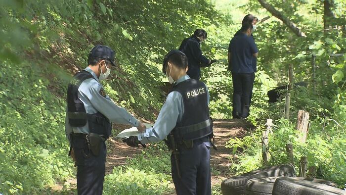 警察が現場の状況を確認