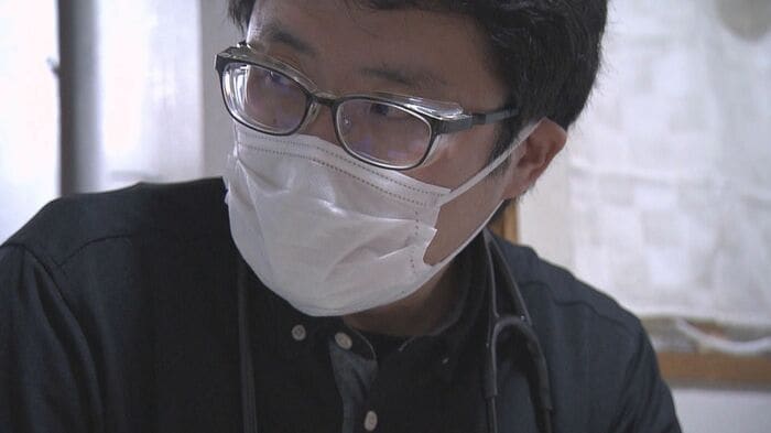 田中医師とタッグを組んで山形さんの診療にあたる落合医師