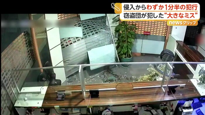 車で破壊された店のシャッター（IHA）