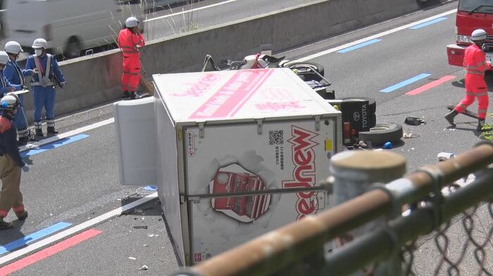 横転したトラック