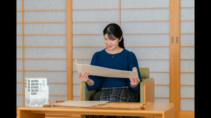 佐賀で作られた手漉きの和紙を手に 宮内庁提供