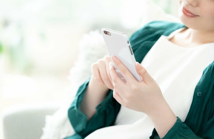 イメージ(ビジネスチャットでメッセージを送る女性)
