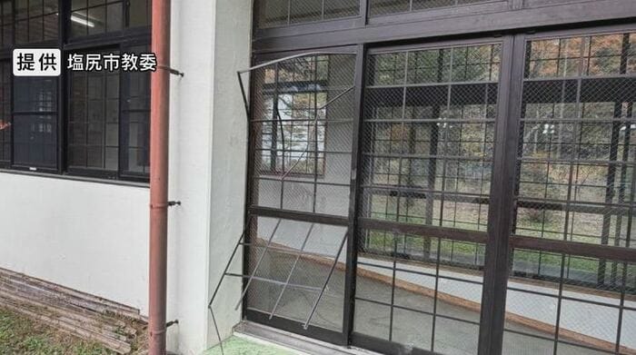 11月10日（月曜日）、クマに壊された窓（提供：塩尻市教委）