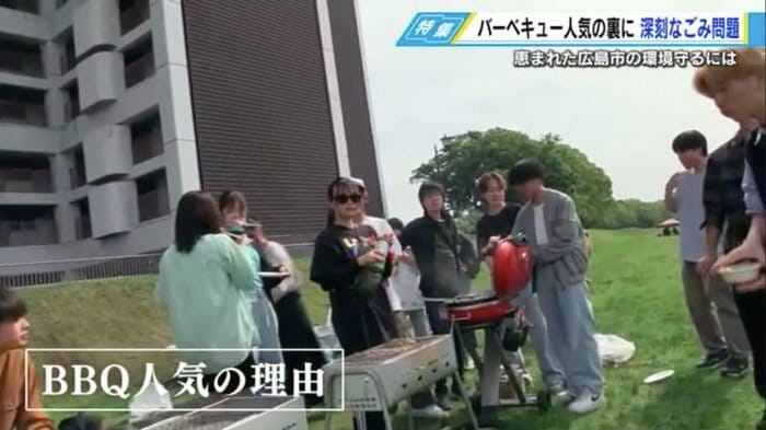 バーベキューで親交を深める大学生たち