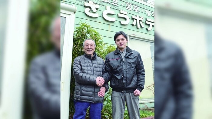 さとうボデーの佐藤正人さん（左）と固い握手をする藤田さん（画像提供：藤耀ボディー）