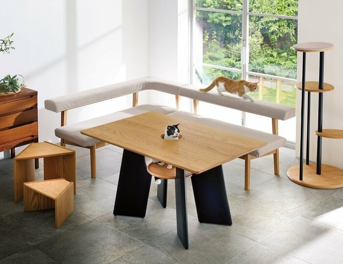 ひょっこり猫が顔を出すテーブル(中央のダイニングテーブル)