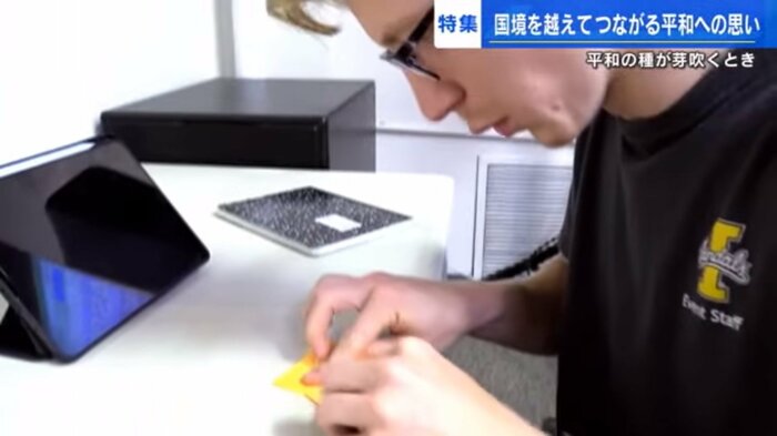 鶴を折るデヴェンさん