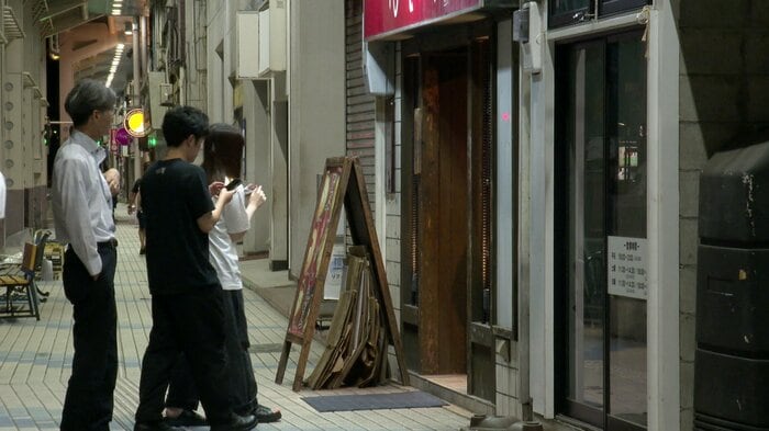 営業中の店は行列ができていた