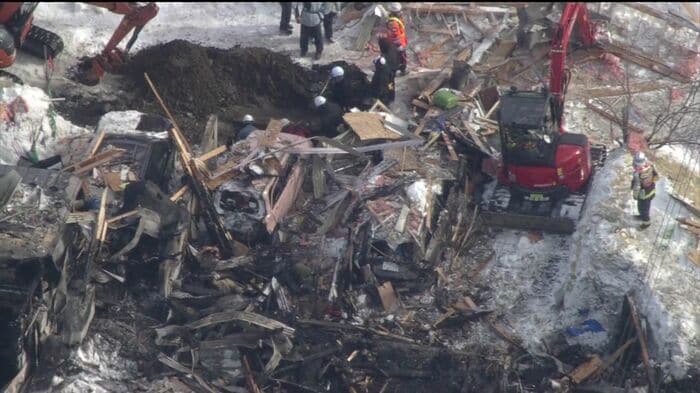 爆発の威力で凹んだ車