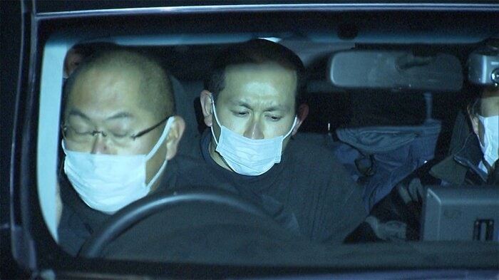 連行される斎藤淳容疑者(午後10時ごろ 飯能署)