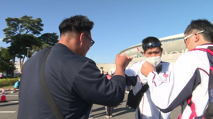 福島翔太郎先生が2人を送り出す