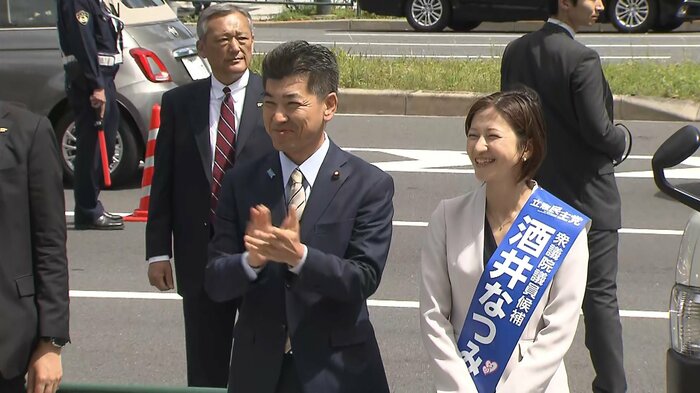 選挙戦での立憲・泉代表と酒井氏