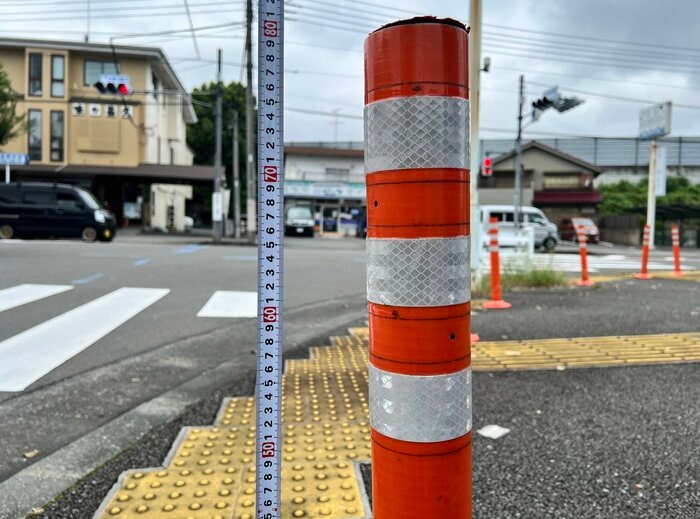このラバーポールは反射シートまで50センチ（特集班撮影）