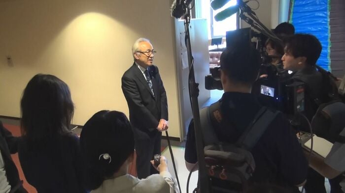 記者団の取材に応じる蔵内勇夫･福岡県議会議長(7月24日)