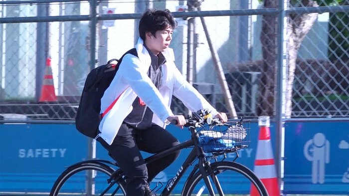 自転車で埼玉アイスアリーナへ向かう佐藤