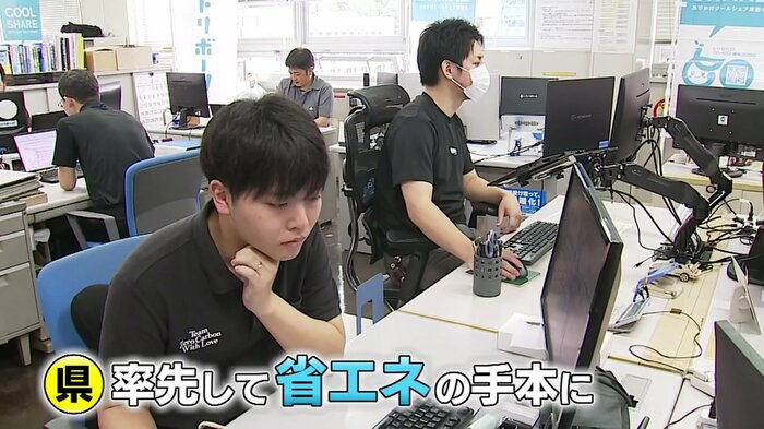県庁で事務作業を行う鳥取県職員