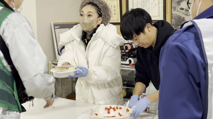 被災者にカレーを手渡すMISIAさん 1月22日 提供:リズメディア