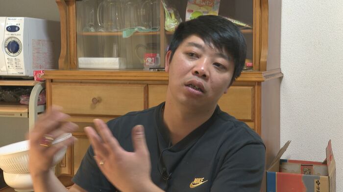 自宅でインタビューに答えるダオさん
