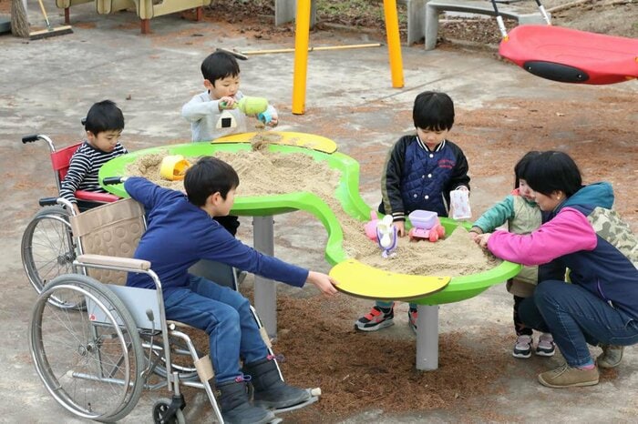 インクルーシブ遊具「ツインサンドボウルテーブル」