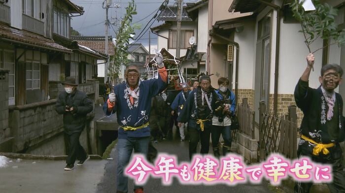 地域住民の安寧を願いながら神輿が練り歩く