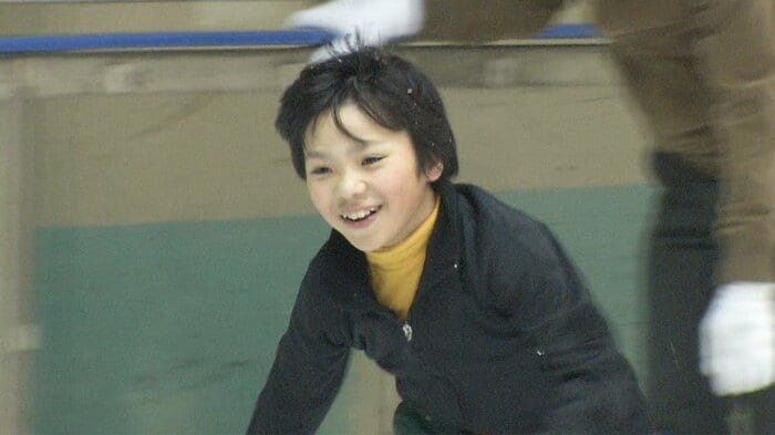 幼い頃、リンクで滑る宇野