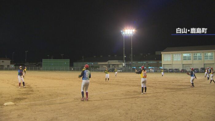 女子軟式野球チーム「ダラーズ」の練習