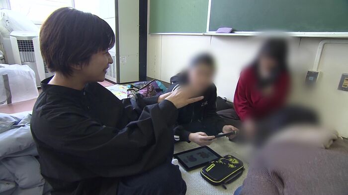 生徒と交流する桑原さん