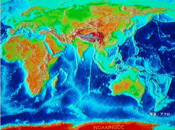 インド洋の海嶺を示した海底地形図南東インド洋海嶺は、豪州と南極大陸の間をほぼ東西方向に延びる（写真：アフロ）
