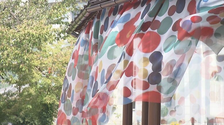 「地獄谷野猿公苑に観光客が集中、他の魅力ある場所を知って」湯田中温泉で初の芸術祭　長野電鉄湯田中駅から続く通り沿いの共同浴場など10カ所に障害者がデザインした布アート　11月1日まで　長野・山ノ内町｜FNNプライムオンライン