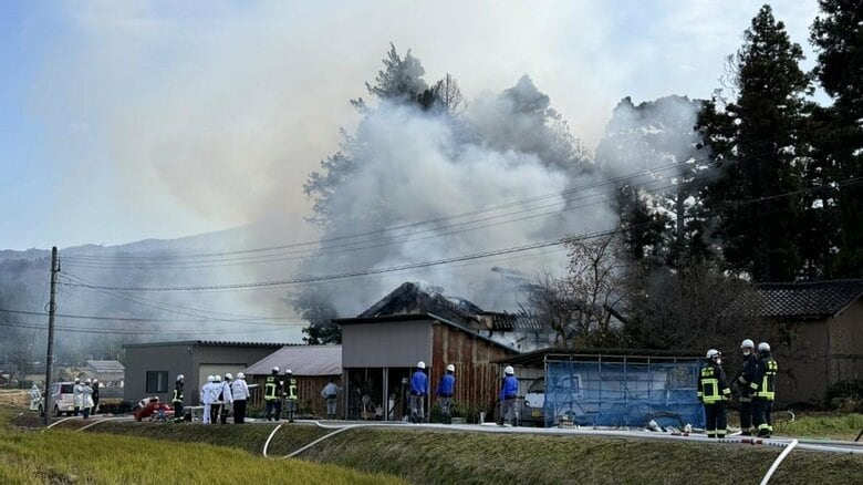 【速報】富山市寺家で住宅火災　消防が消火活動中　住民2人は逃げ出して無事｜FNNプライムオンライン