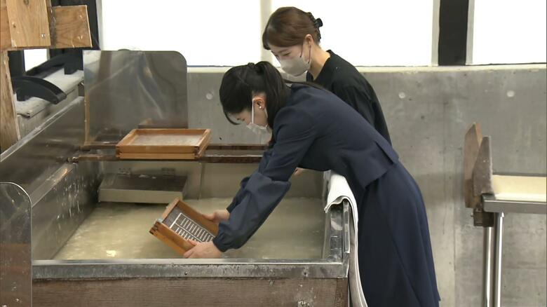 「奥深いですね」愛子さま初めての紙すき…訪問前には陛下から「均一にするのが難しい」と体験談も　初の地方公務で佐賀訪問｜FNNプライムオンライン