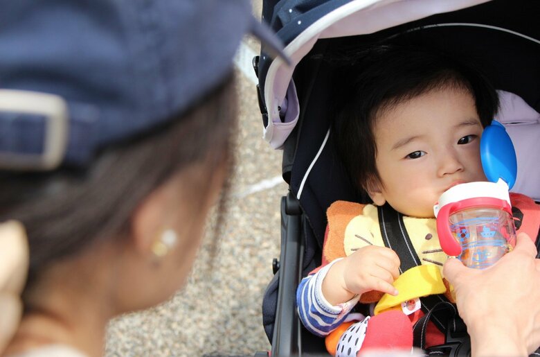 気をつけたい赤ちゃんの熱中症…異常サイン「目のくぼみ」や「肌の弾力低下」を見逃すな　ベビーカーの背もたれに氷のう入れてクールダウン｜FNNプライムオンライン