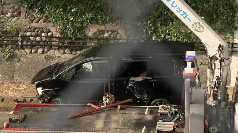 運転の男は“消えた”…東名高速に転落の車は他人名義　車内に残された小学生2人にけがはなし　警察が男の居場所突き止め事情聞く　静岡・浜松市｜FNNプライムオンライン