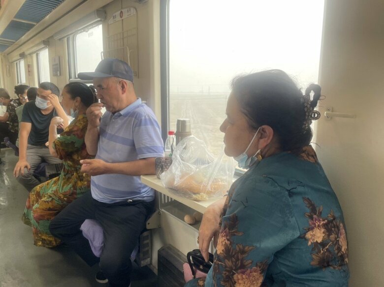 窓側に座るウイグル族の乗客