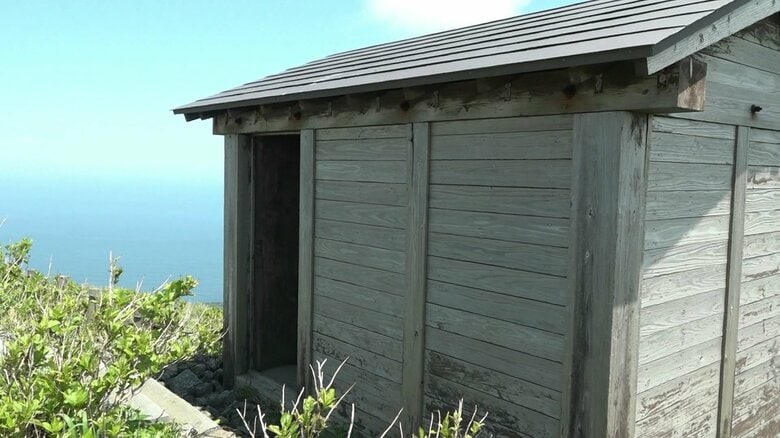 登山道に設置された避難小屋