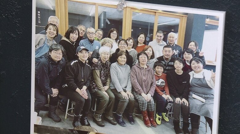 地域住民と共に笑顔を見せる斎藤さん（前列左から2人目）