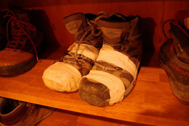 応急処置で剥がれたソールを固定（画像：石井スポーツ提供）