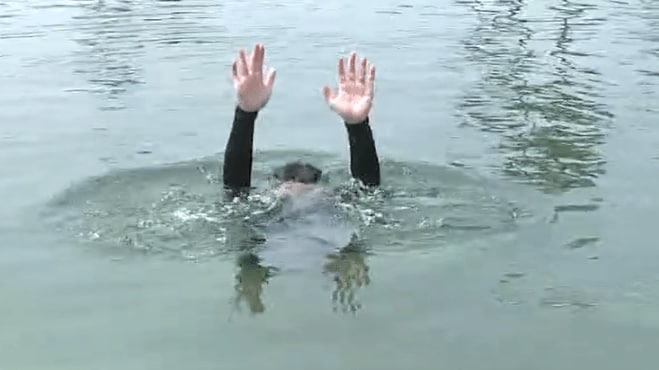 叫ぶことで肺の空気が無くなり一気に水中へ