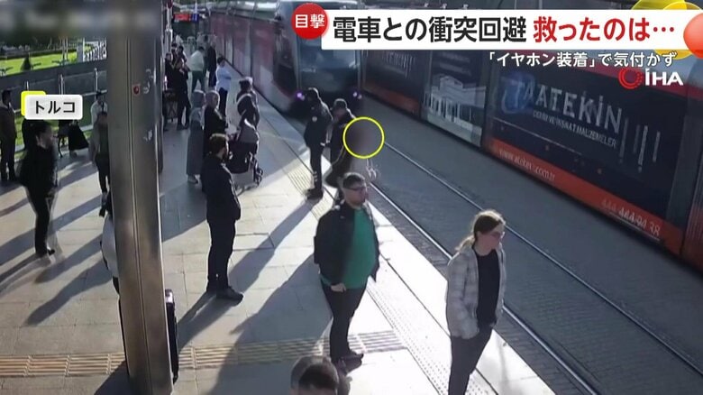 警備員が路面電車にひかれそうな女性を間一髪で救う瞬間（14日、トルコ）①