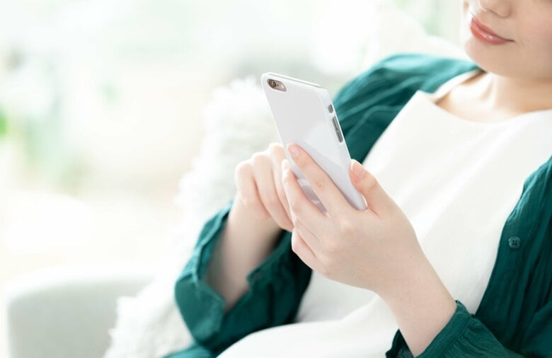 イメージ（ビジネスチャットでメッセージを送る女性）