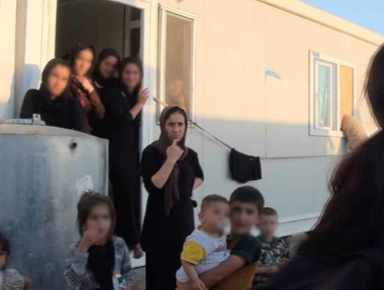 難民キャンプで親族に囲まれて暮らすナディアさん（2015年）