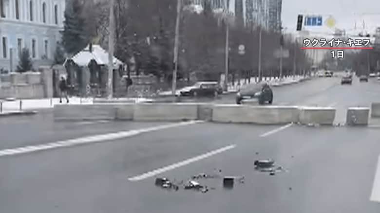 3月1日キエフ　進撃を止めるために、ところどころにコンクリートの柱