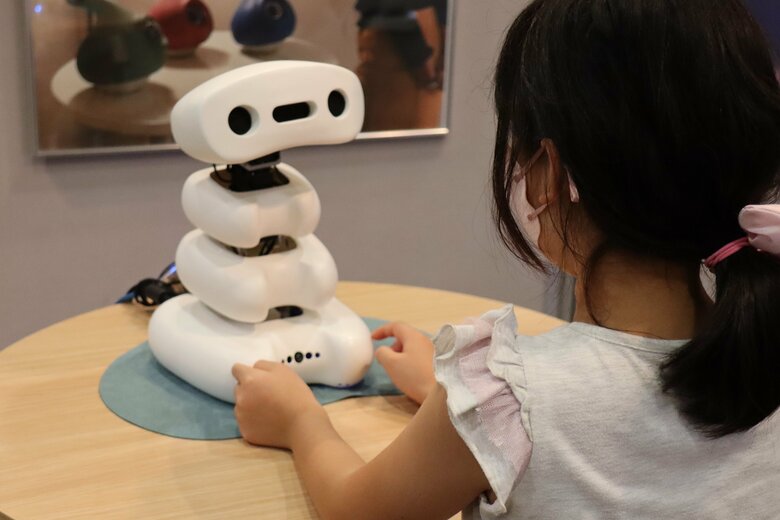 トーキング・ボーンズが言葉を忘れると子どもたちは手助けをする