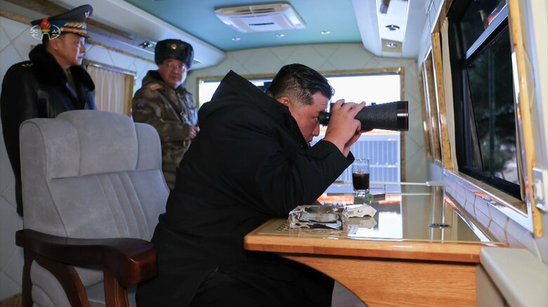 新型高空中長距離対空ミサイルの試射を観察する金正恩総書記