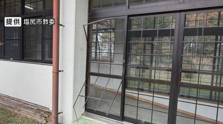 11月10日（月曜日）、クマに壊された窓（提供：塩尻市教委）