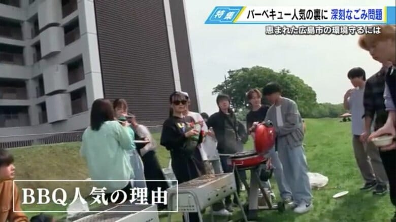 バーベキューで親交を深める大学生たち