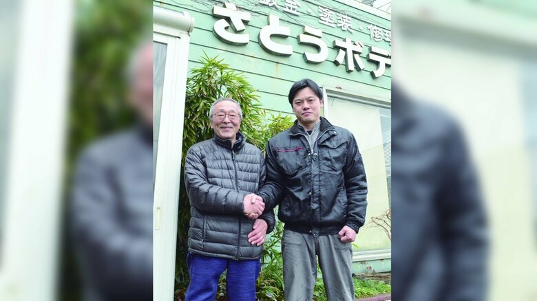 さとうボデーの佐藤正人さん（左）と固い握手をする藤田さん（画像提供：藤耀ボディー）