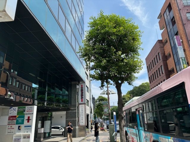 吉祥寺駅からすぐのビルにある（左側）